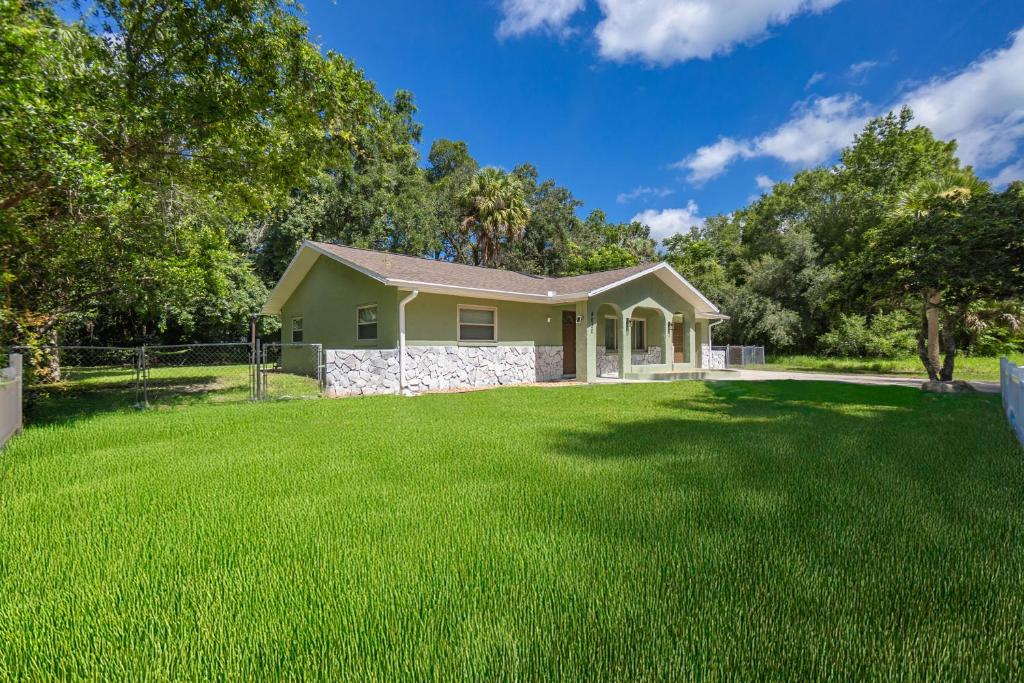 Κήπος έξω από το Crystal River Getaway