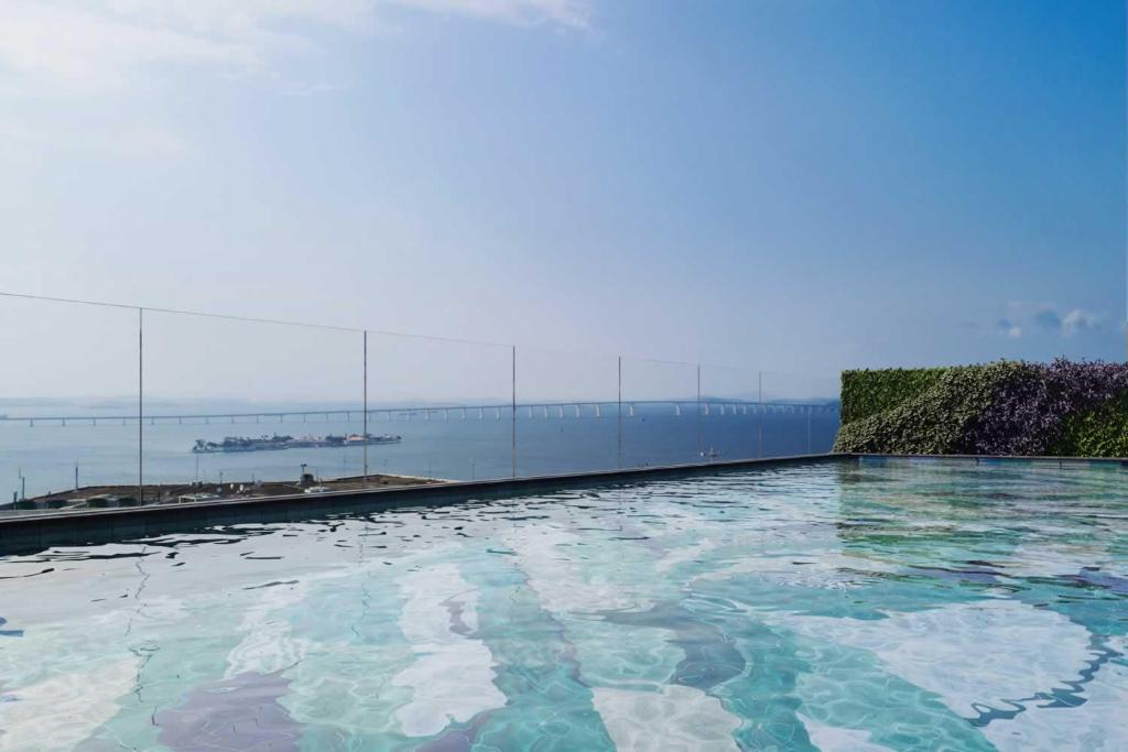 SkyLux Studio Novo e Confortável no Centro في ريو دي جانيرو: مسبح مطل على الماء