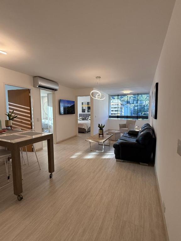 Μια τηλεόραση ή/και κέντρο ψυχαγωγίας στο Moderno Apartamento Equipado en Los Palos Grandes - Caracas