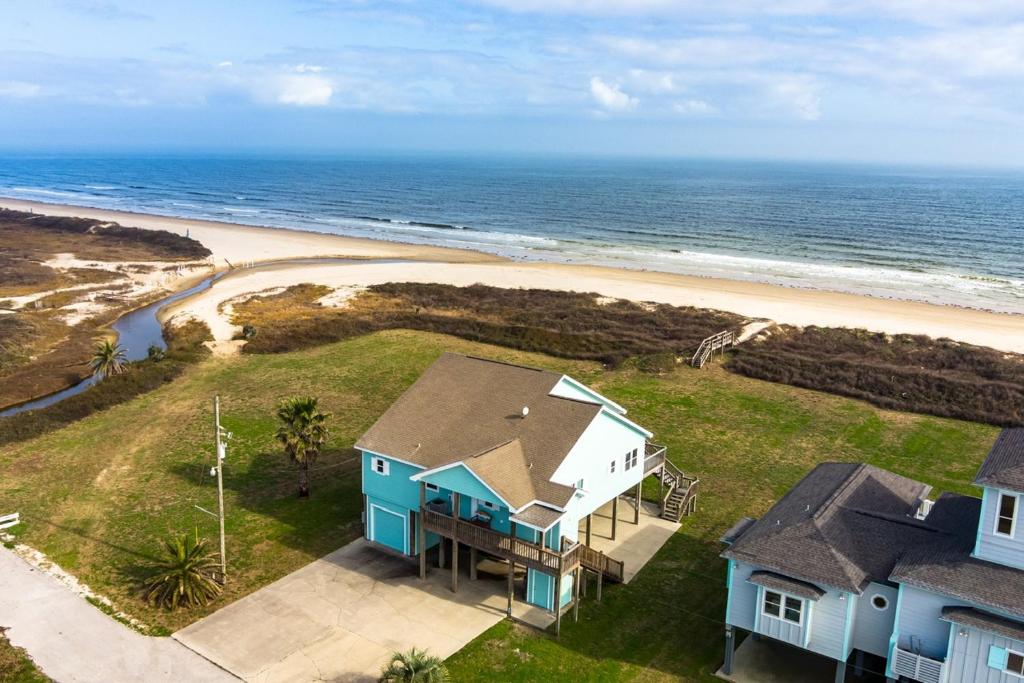 una vista aerea di una casa e della spiaggia di Lotz A View Home a Bolivar Beach