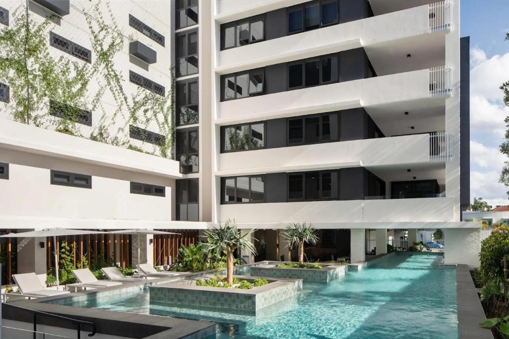une image d'un bâtiment avec une piscine dans l'établissement Avalon Maroochydore, à Maroochydore