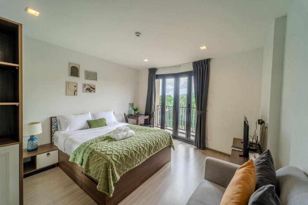 Postel nebo postele na pokoji v ubytování 1BR Designer Mountain View Condo - Central Phuket