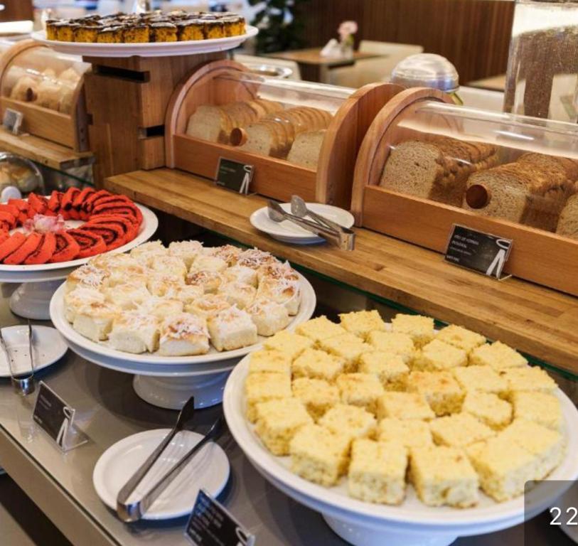 un panificio con vari dolci e pani sul bancone di Saint moritz a Brasilia