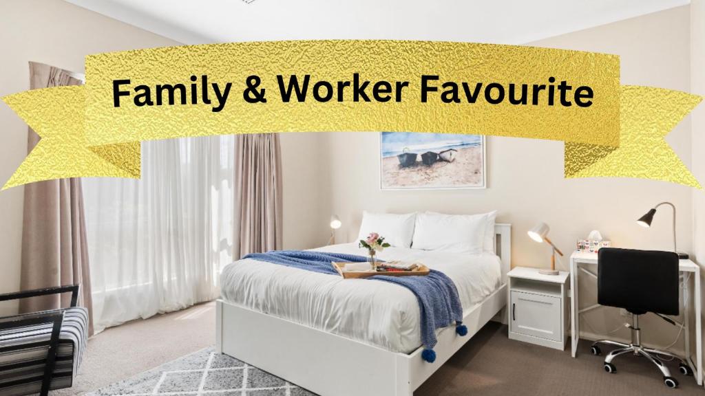 Giường trong phòng chung tại No stairs, Big House, Garage Richmond Residence 1