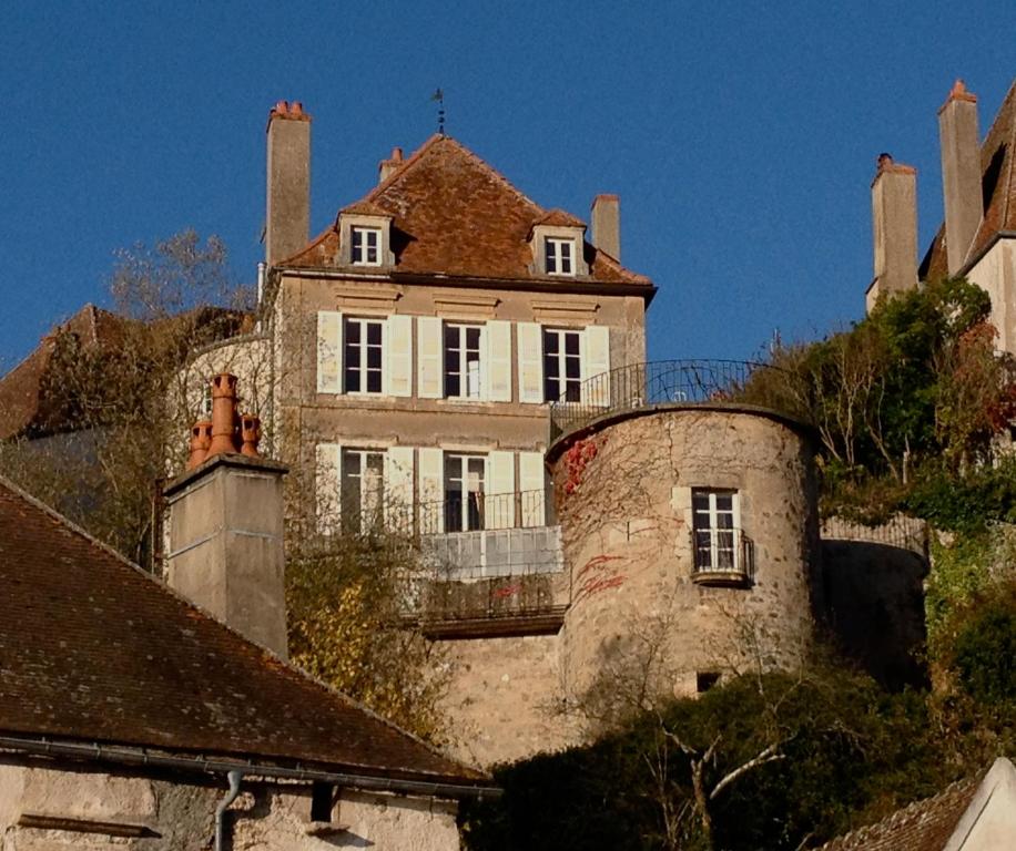 スミュール・アン・ノーソワにあるLa Maison Févretの高台に腰掛けた古家