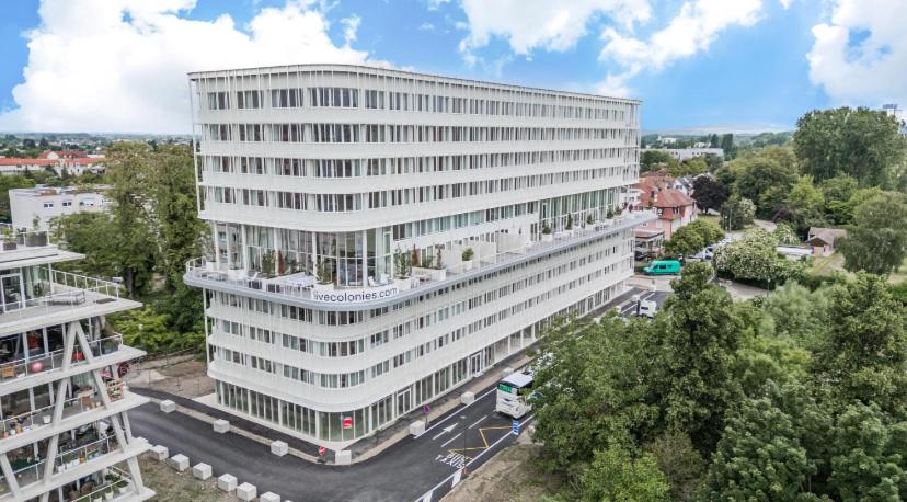 River Residenz Basel&Huningue في أونانغ: منظر علوي لمبنى مكتب أبيض كبير