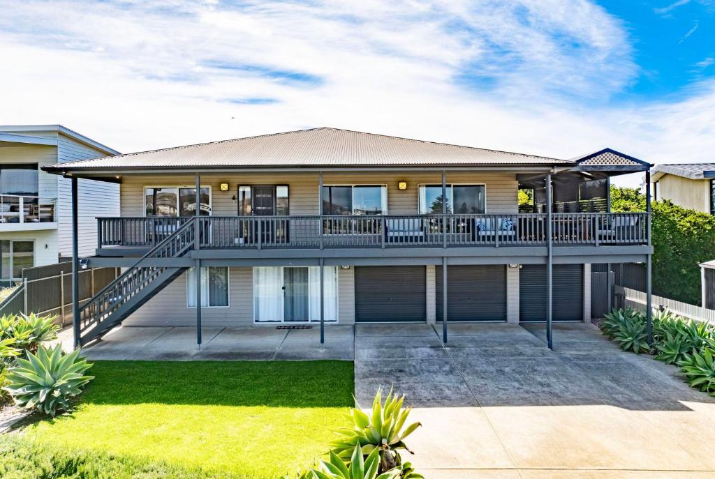 101 Padman Crs, Middleton في ميدلتون: صورة منزل مع سطح كبير