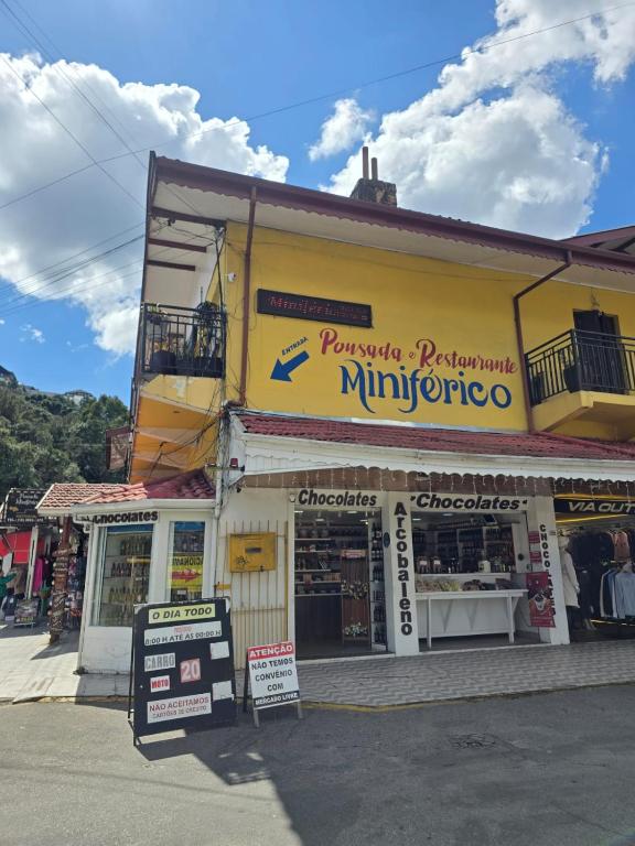 a store on the side of a street at Pousada Miniférico in Campos do Jordão