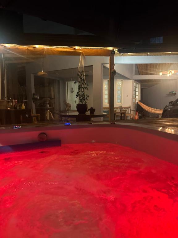 eine große Lache roter Farbe in einem Raum in der Unterkunft Beira Mar Continental (mágica!) in Florianópolis