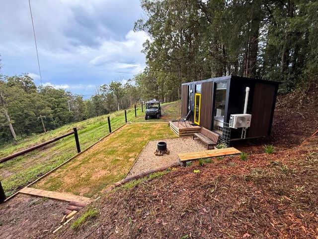 Κήπος έξω από το Saddle House by Tiny Away