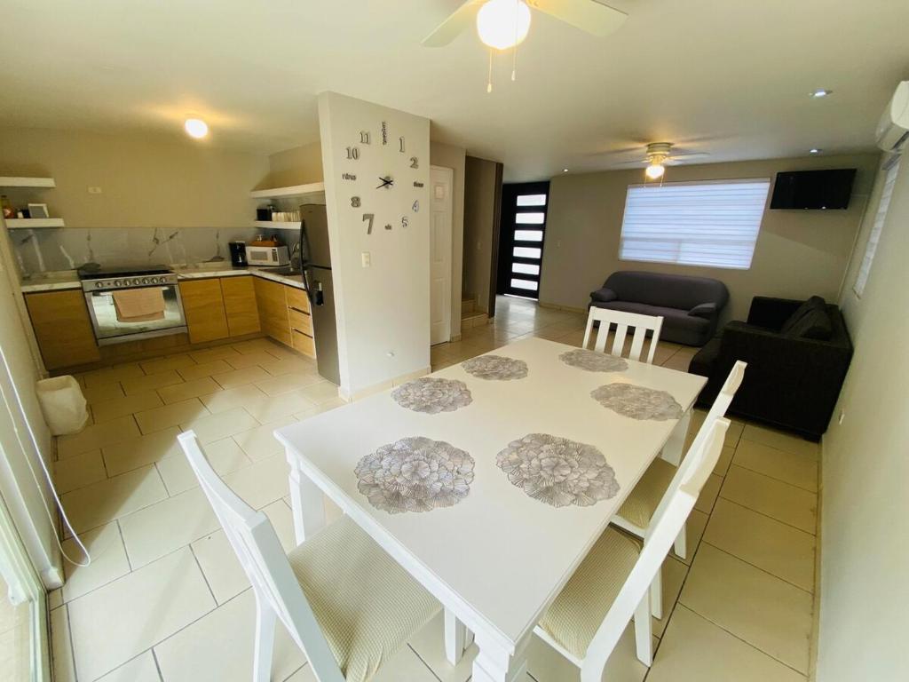 Ramos ArizpeCasa Recién-Remodelada Ideal, Ejecutivos, Trabajos的客厅配有白色的桌椅