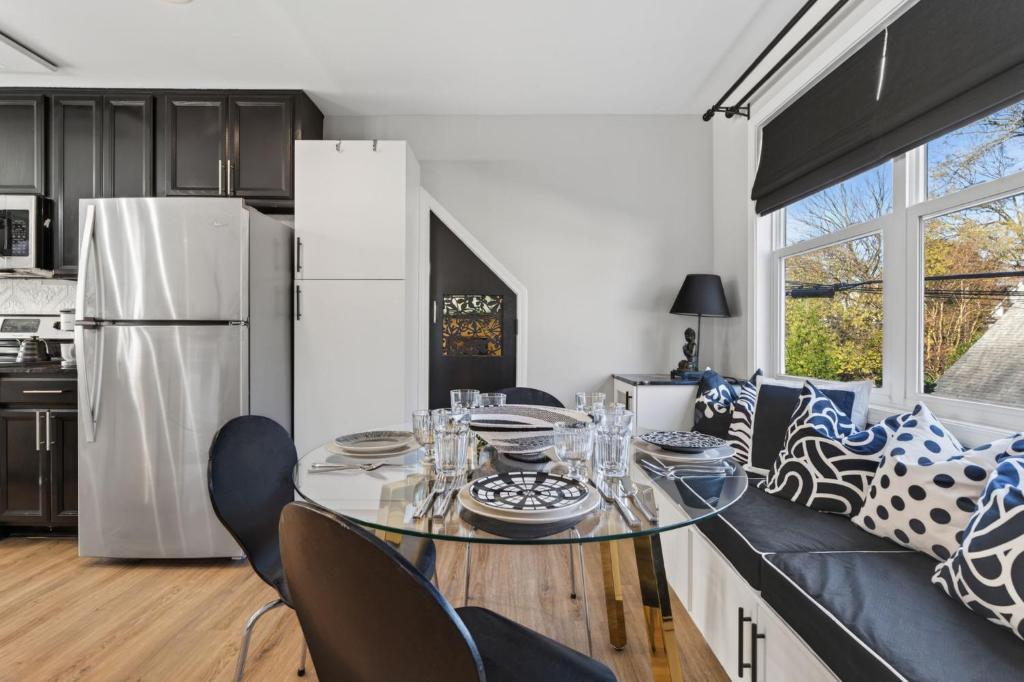 Η κουζίνα ή μικρή κουζίνα στο Cozy 1BR Retreat Sleeps 2 Near Downtown & NC State