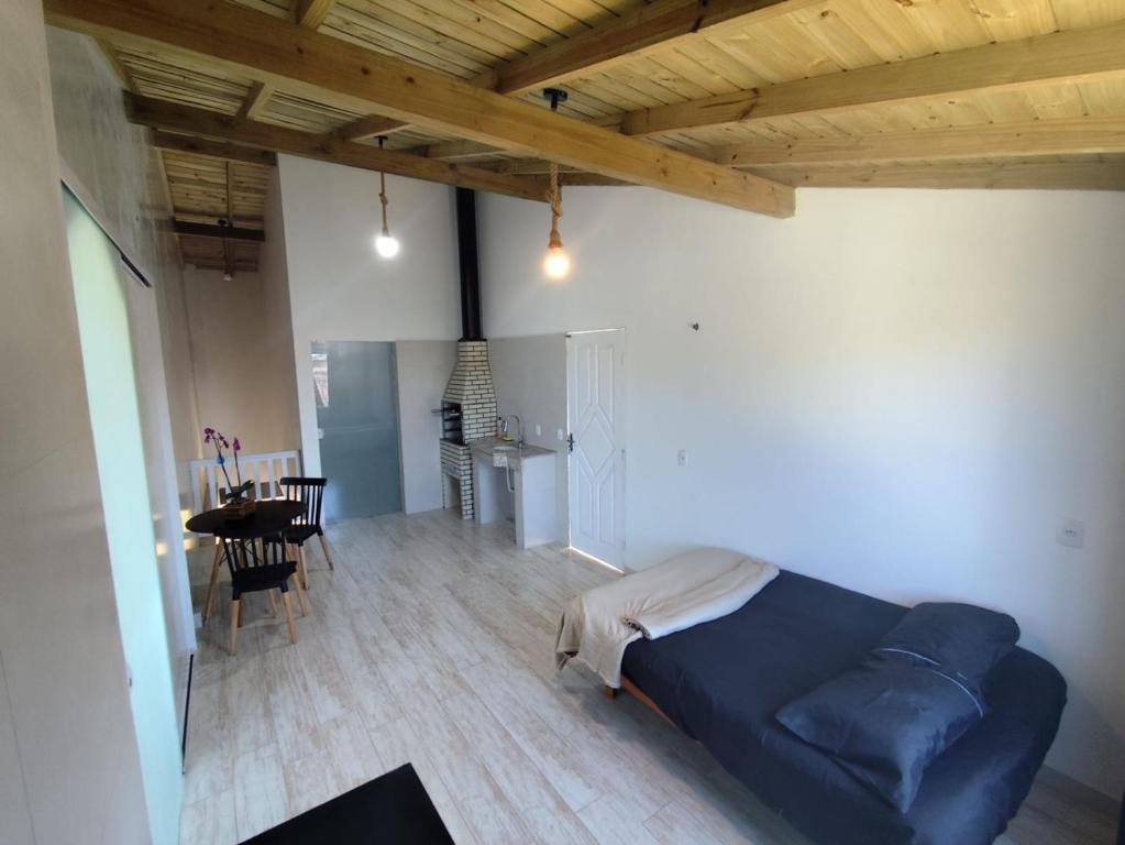 een slaapkamer met een blauw bed en een eetkamer bij Loft em Florianópolis à 1km da praia in Florianópolis