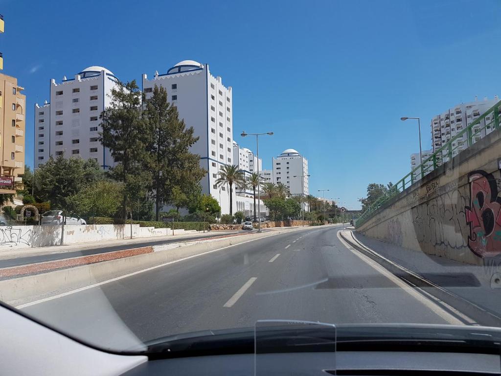una vista desde el parabrisas de un coche de una carretera con edificios en Apartment Da Rocha, en Portimão