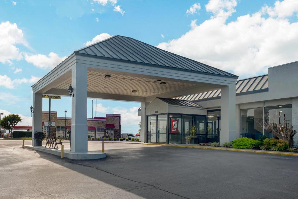 Baymont by Wyndham Richmond KY في ريتشموند: محطة وقود مزودة بمرآب