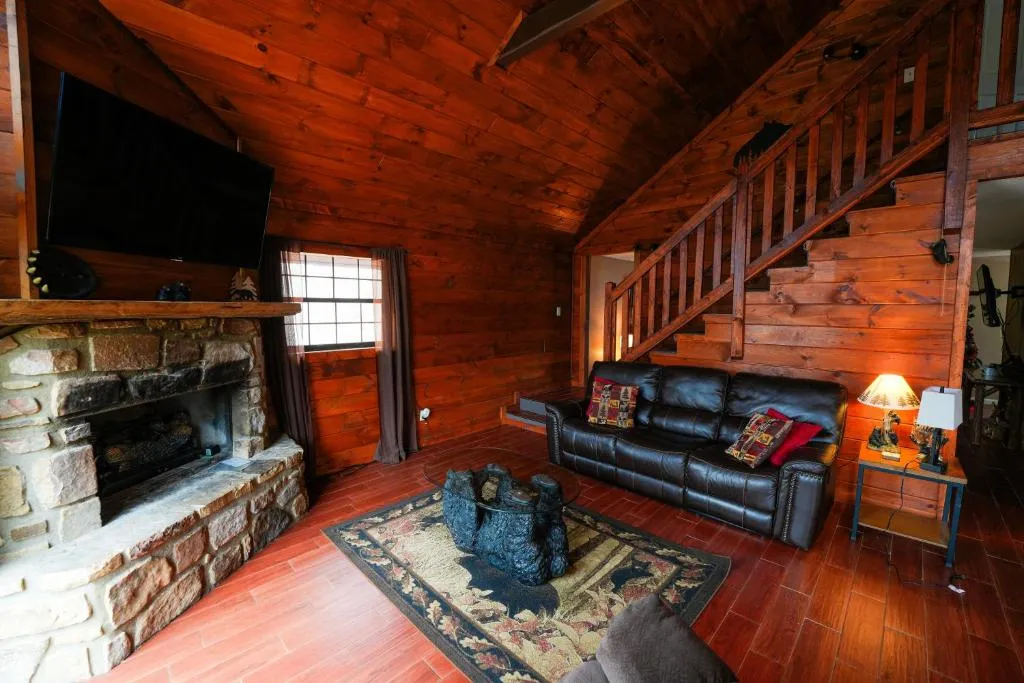 The Bearfoot Cabin! Ideally located, decorated for Christmas, Fireplace, Game Room!