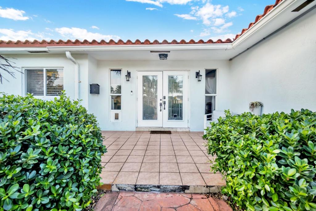 Κήπος έξω από το Hard Rock 2 Bed-1Bath Private Guest House with shared pool