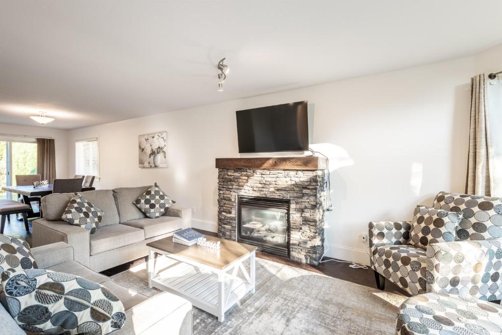 ein Wohnzimmer mit Sofa und Kamin in der Unterkunft The Langley Courtyard Home 2BR, 2BA for 6 Guests in Langley