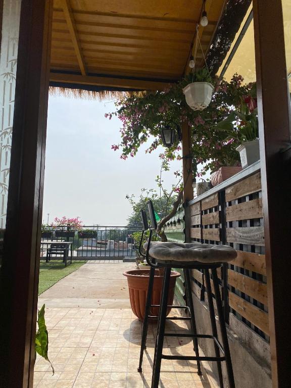 un taburete sentado en el porche de una casa en NATURE HOUSE l Homestay Thu Duc, en Kon Rung (1)