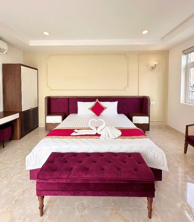 Phu Gia Hotel 13-15 Hoàng Quốc Việt - Suite With Balcony