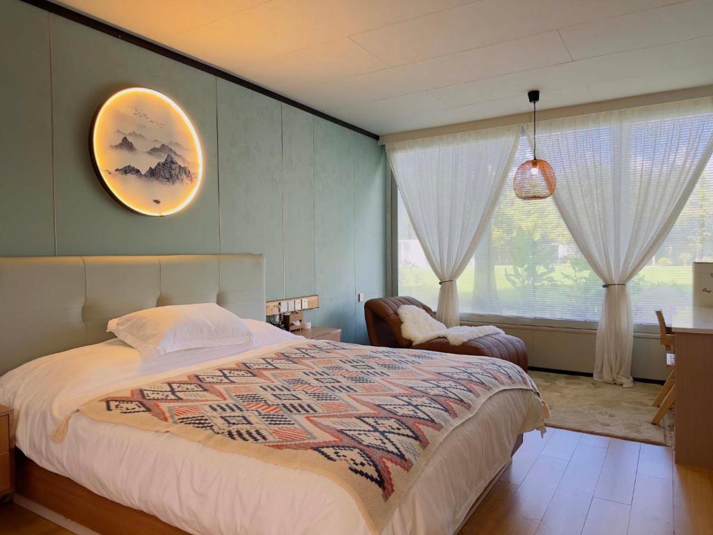 Postel nebo postele na pokoji v ubytování Shinewoo Hotel