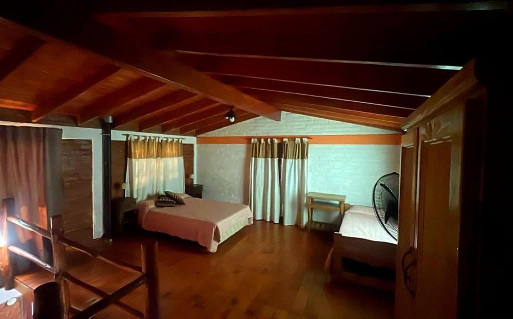 Ένα ή περισσότερα κρεβάτια σε δωμάτιο στο Complejo Rey del Bosque