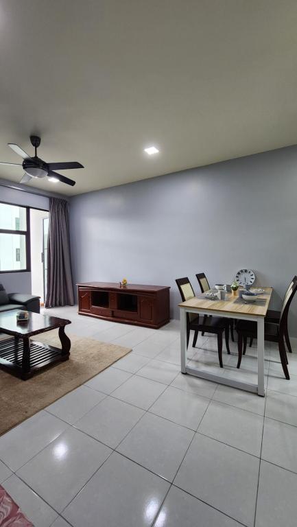 CC Regalia Homestay Kota Samarahan Kuching Sarawak في Kota Samarahan: غرفة معيشة مع طاولة وأريكة