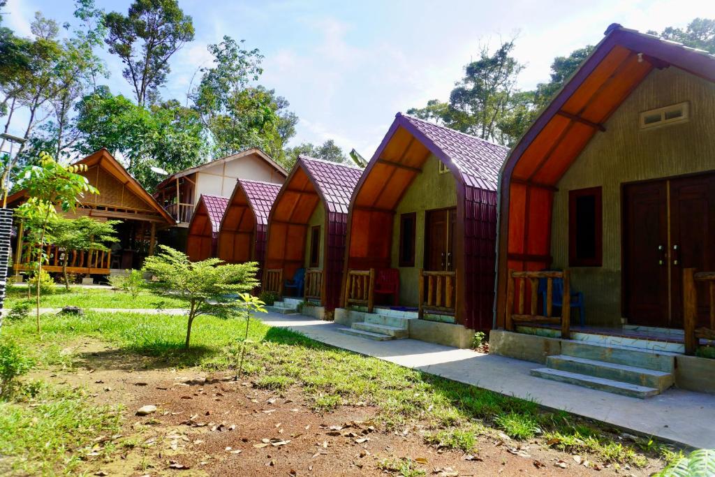 Ecotourism Bukit Lawang Bungalow في بوكيت لاوانج: صف من المنازل مصطف في صف واحد
