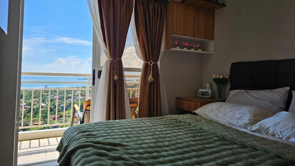 Ένα ή περισσότερα κρεβάτια σε δωμάτιο στο One-of-a-Kind Ocean view Haven-Jacuzzi, Massage Chair & Stunning Vista