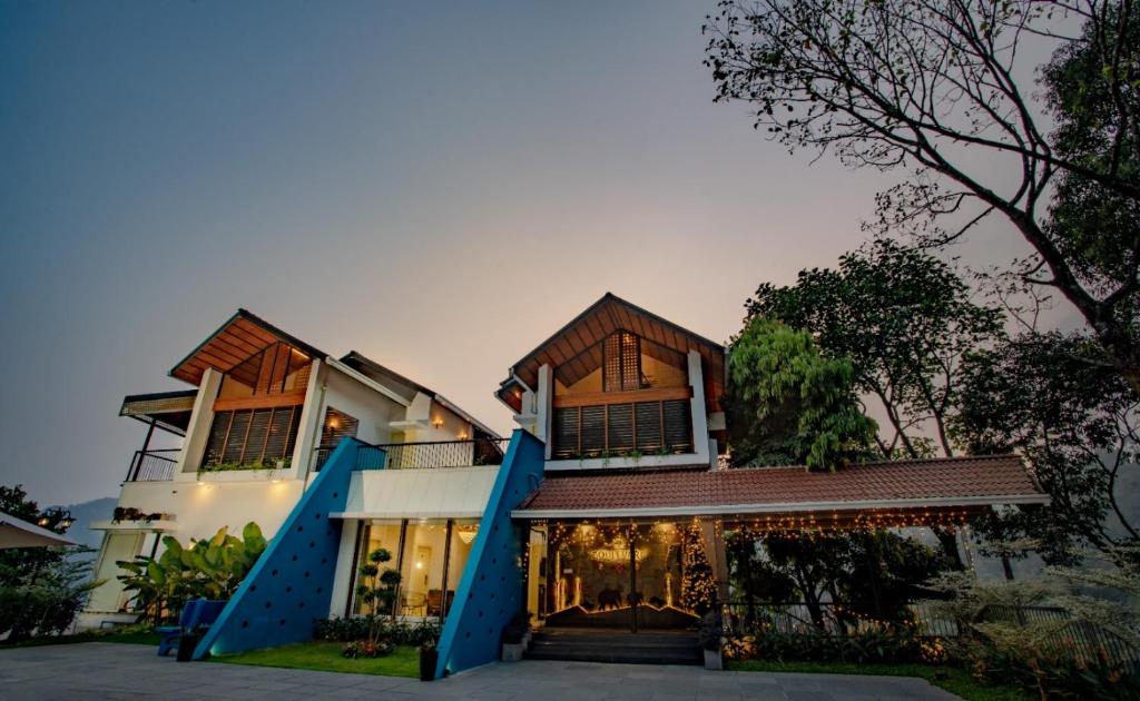 Boulevard Resorts في Kakkadampoyil: منزل في المساء مع إضاءته