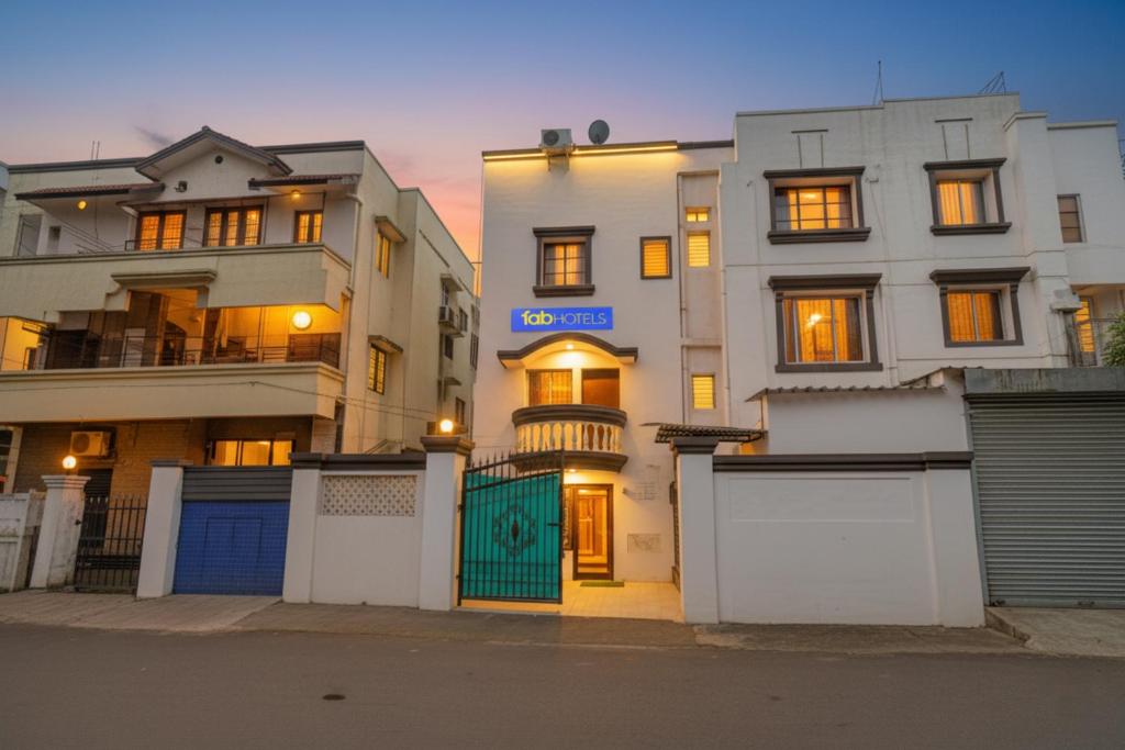 プネにあるVia The Heavenの白い建物