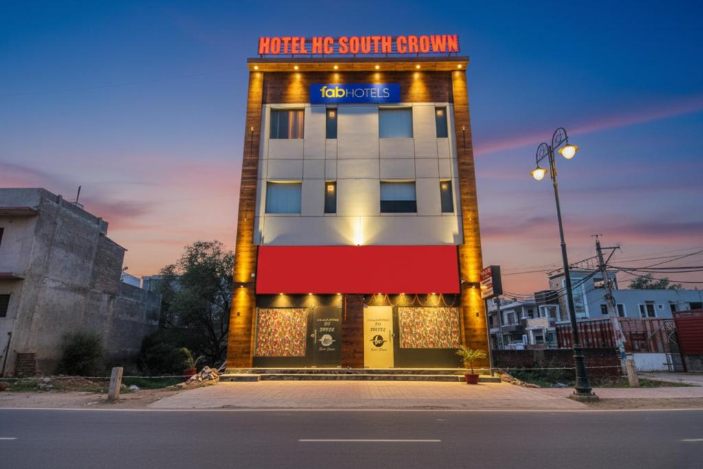 Via HC South Crown في Mohali: مبنى مع علامة على جانبه