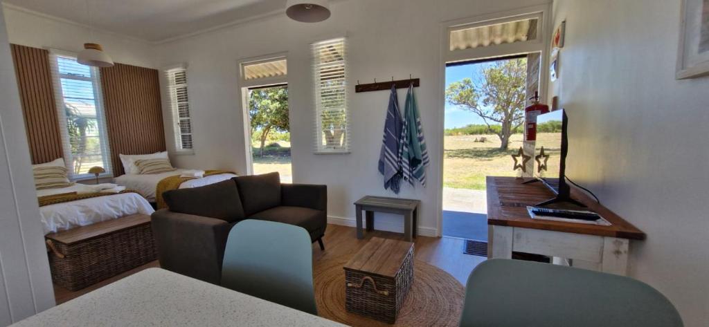 The Barracks at Brigadoon Village في بيتيس باي: غرفة معيشة بها أريكة وسرير