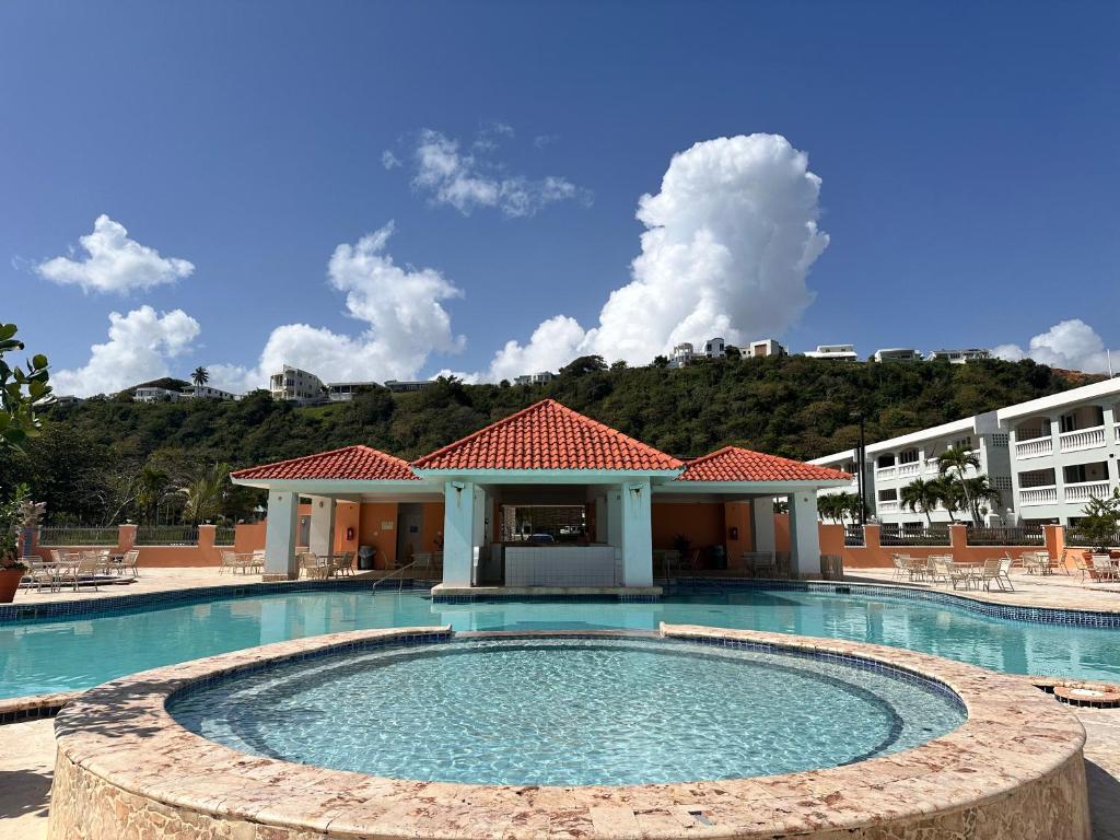 Bazén v ubytování Verano Azul Beachfront Apartment in Isabela nebo v jeho okolí