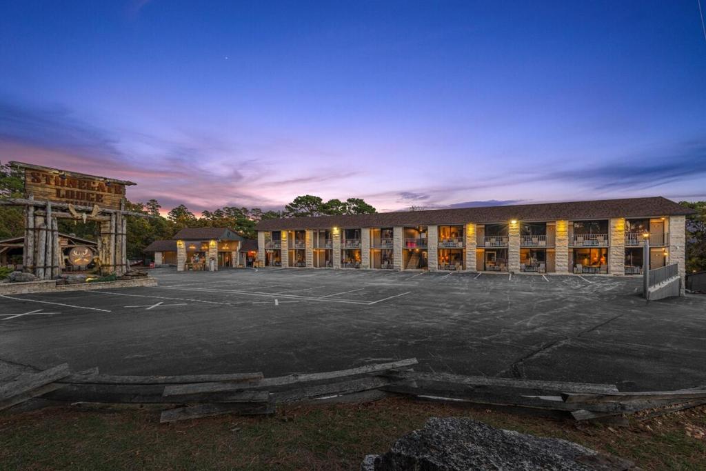 un parcheggio vuoto di fronte a un edificio di Stonegate Lodge - Pool & Firepits Room #208 a Eureka Springs