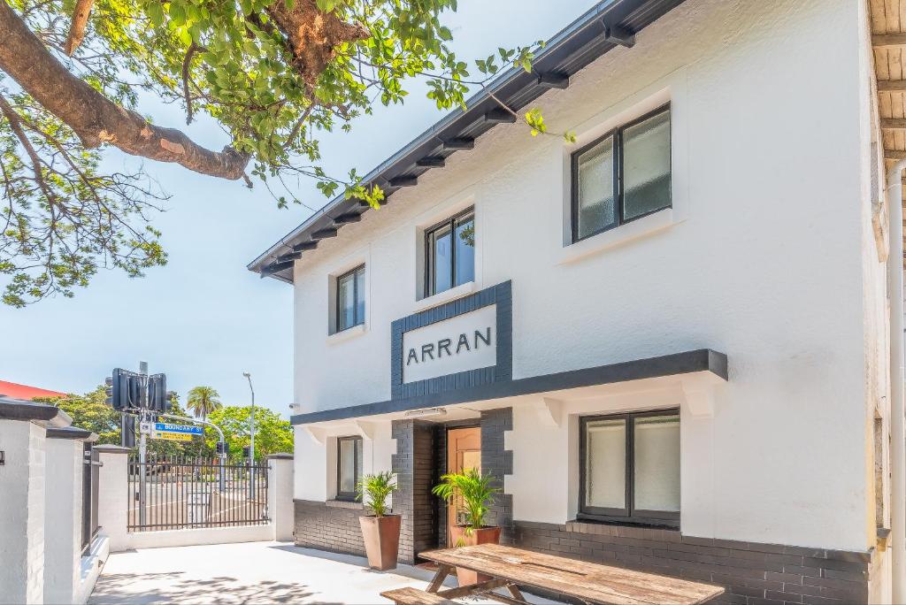 Un edificio blanco con un cartel que dice Afrin en K2 Brisbane, en Brisbane