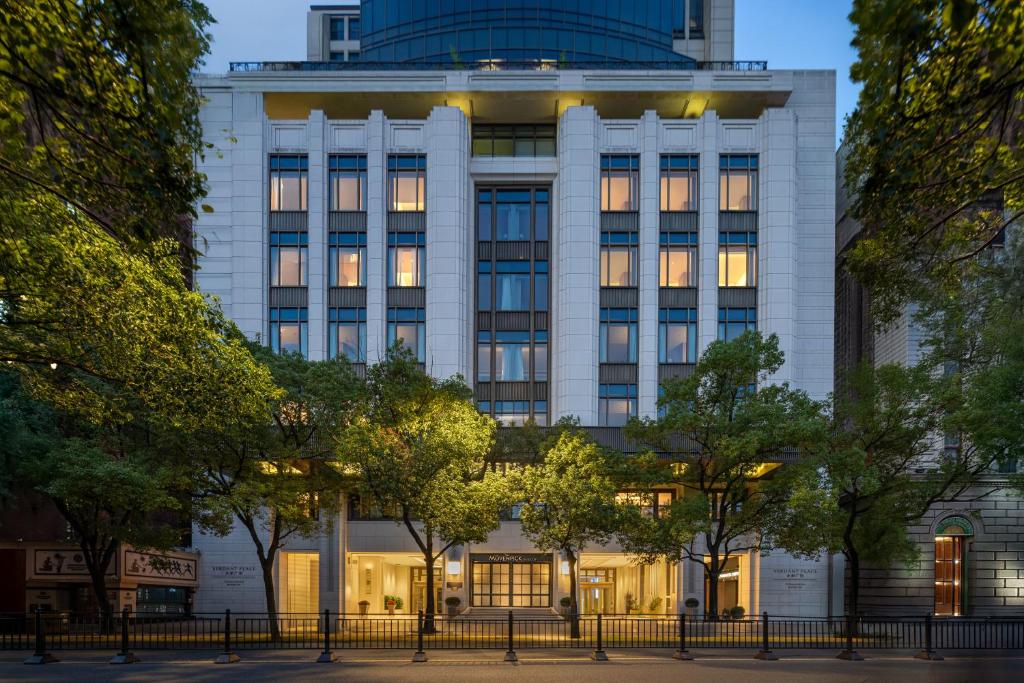 Tòa nhà nơi khách sạn tọa lạc