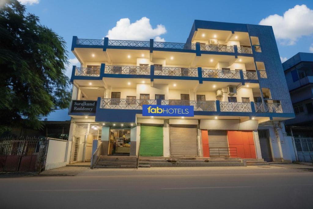un edificio con puertas de colores en un lateral en FabHotel Surajkund Residency, en Faridabad