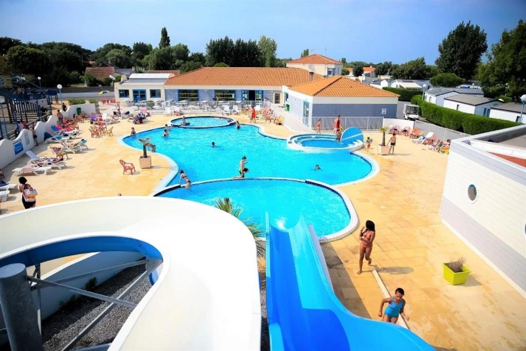 Swimmingpoolen hos eller tæt på Camping 4 étoiles - Parc aquatique - eeiaeg