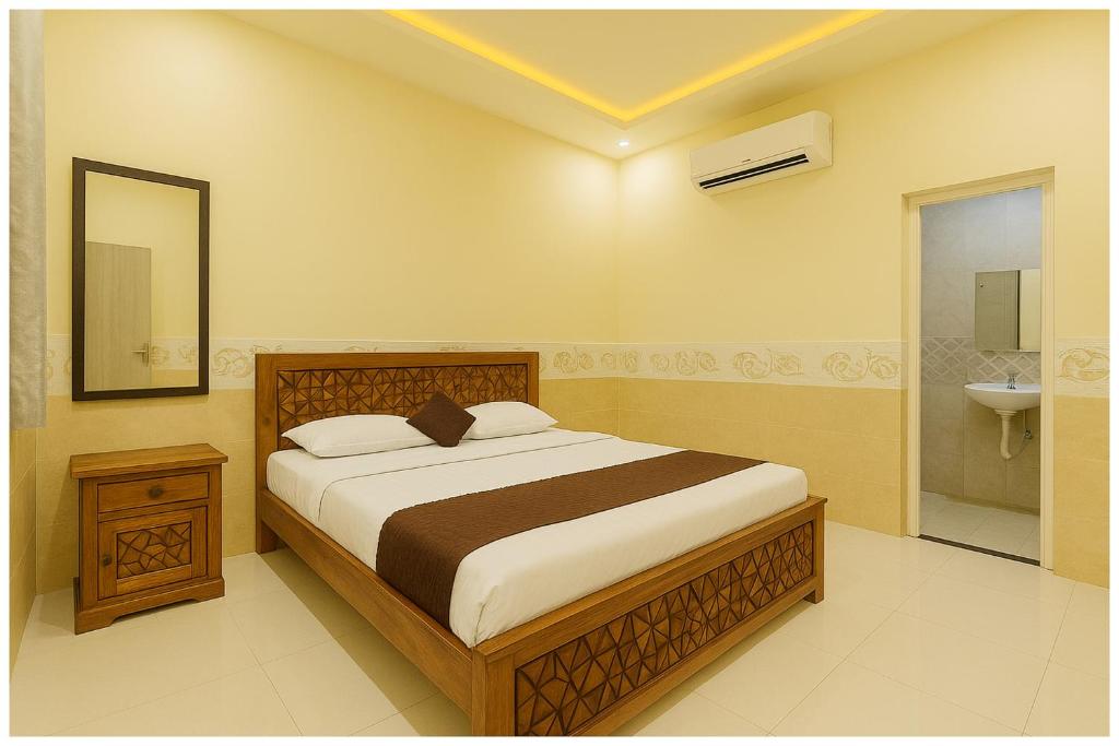 En eller flere senge i et værelse på Burja Road, Hotel Shree S- Shyam Dhamstay Near Bankebihari Temple Pushpanjali - Prem Mandir - Lift and Free Parking Facilities - Fully Air conditioning Luxuary Room - A Top Rated Hotel In Vrindavan