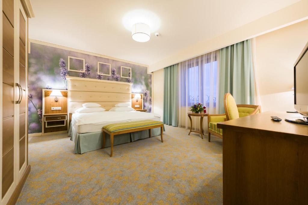 Postel nebo postele na pokoji v ubytování Hotel Sonnenhof