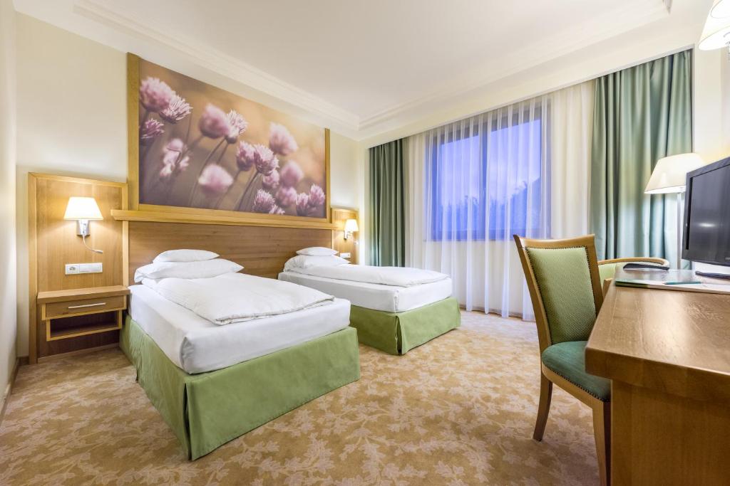 Postel nebo postele na pokoji v ubytování Hotel Sonnenhof