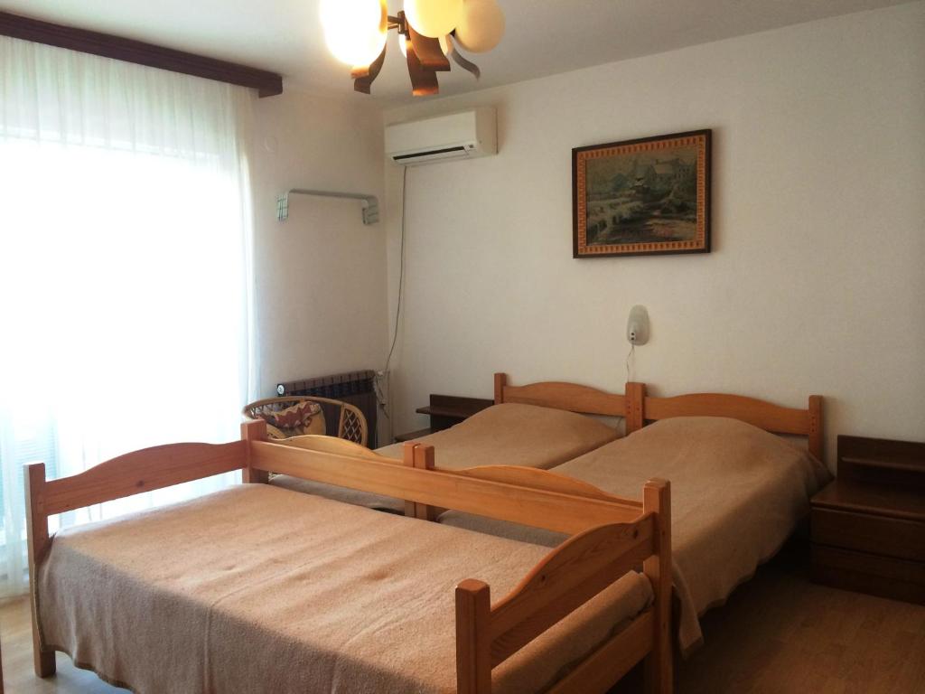 Un dormitorio con dos camas y una ventana. en Apartment Ana, en Izola