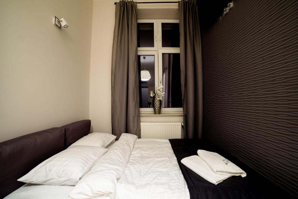 Cracow Rent Apartments - spacious apartments for 2-7 people in quiet area - Kolberga Street nr 3 - 10 min to Main Square by foot - Standard Apartment
