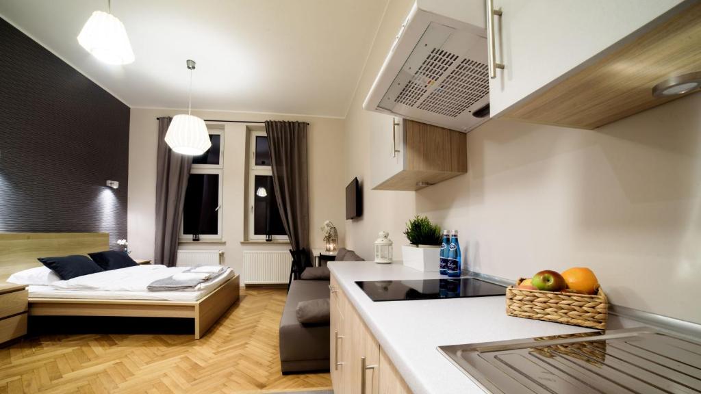 Cracow Rent Apartments - spacious apartments for 2-7 people in quiet area - Kolberga Street nr 3 - 10 min to Main Square by foot - Deluxe Apartment