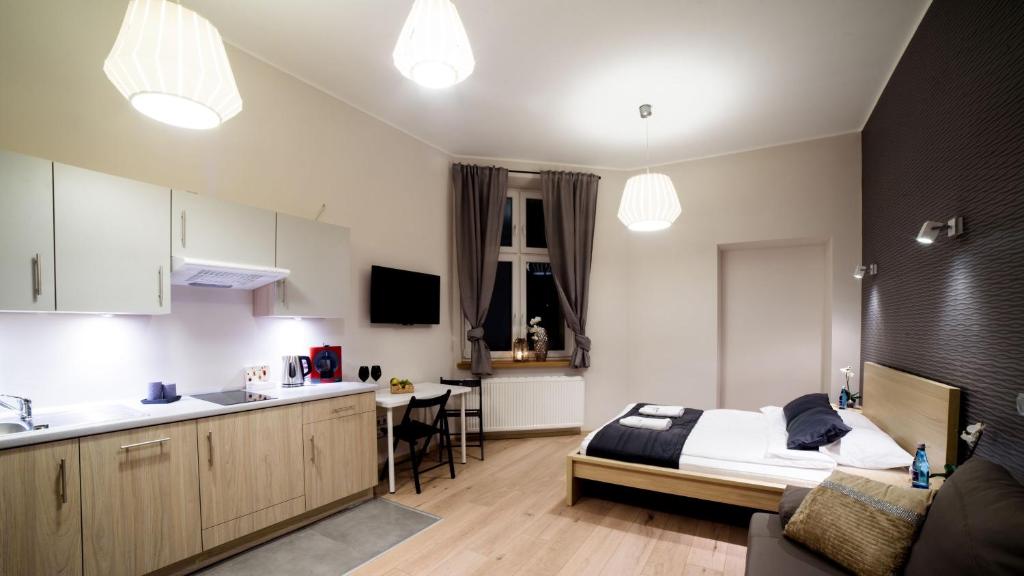 Cracow Rent Apartments - spacious apartments for 2-7 people in quiet area - Kolberga Street nr 3 - 10 min to Main Square by foot - Deluxe Apartment