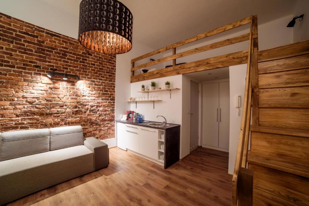 Kuchyňa alebo kuchynka v ubytovaní Cracow Rent Apartments - spacious apartments for 2-7 people in quiet area - Kolberga Street nr 3 - 10 min to Main Square by foot