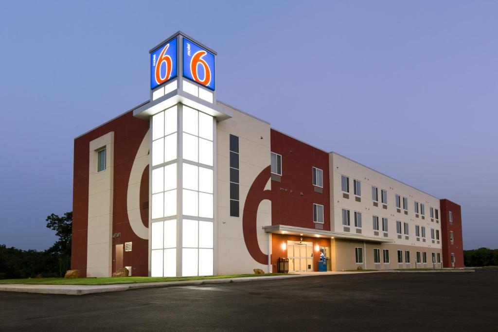 a building with a clock tower in front of it at Motel 6 Poplar Bluff, MO in Poplar Bluff