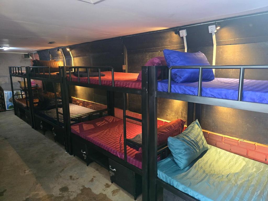 un grupo de literas en una habitación en Lunar Park, en Phumĭ Ta Phŭl