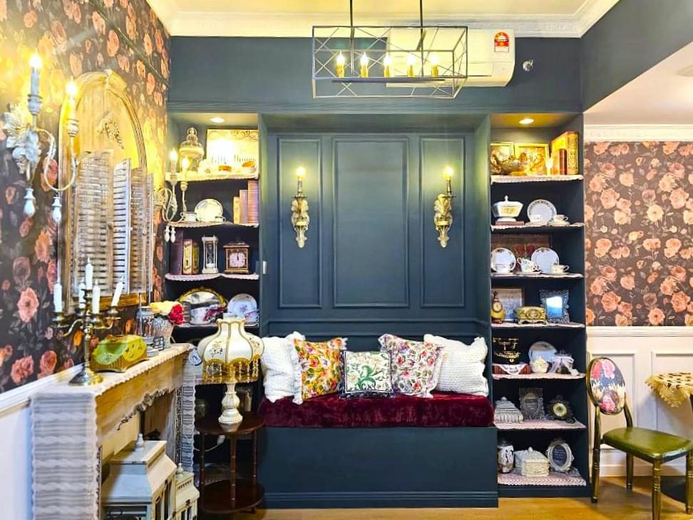 Una habitación con un banco con almohadas en un estante. en Soul Good Homestay, en Kota Kinabalu